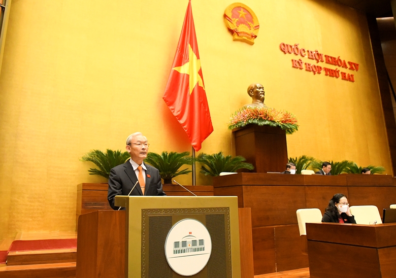 Chủ nhiệm Ủy ban Tài chính, Ngân sách Nguyễn Phú Cường trình bày Báo cáo thẩm tra tại phiên họp.