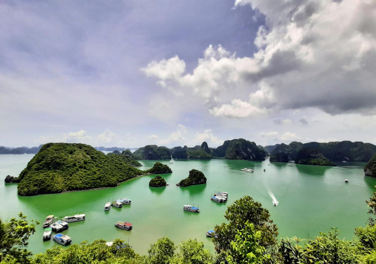 Discover Ha Long Bay by boat  02 days