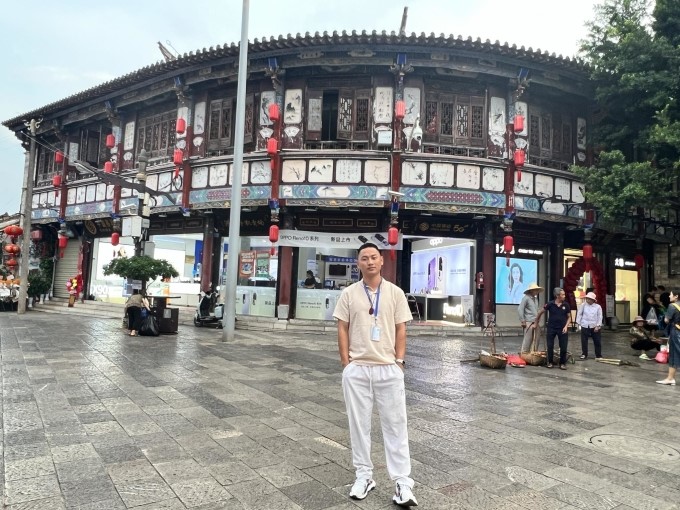 Lưu Ngọc Lăng chụp ảnh lưu niệm tại Vân Nam, Trung Quốc. Ảnh: NVCC