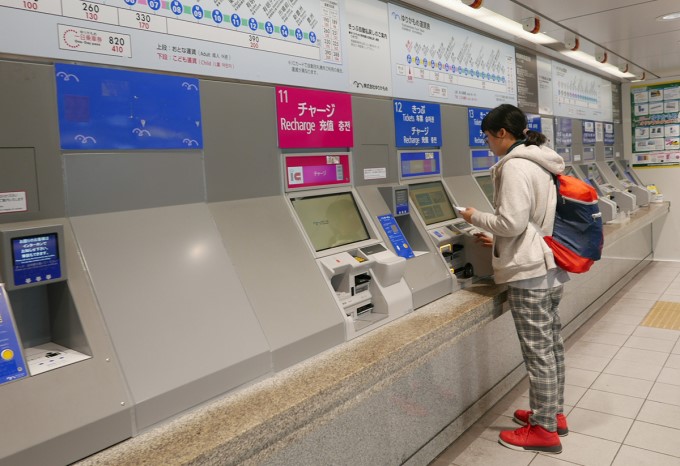Dễ dàng mua các loại thẻ giao thông tại máy tự động ở các nhà ga. Ảnh: Trịnh Hằng