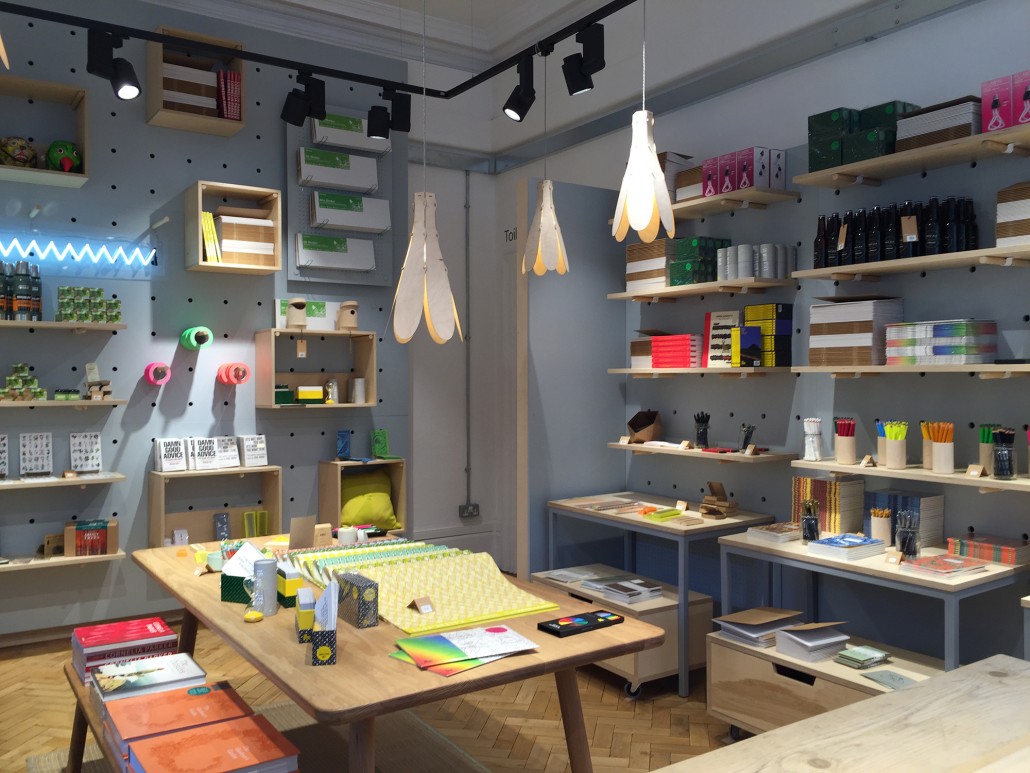 thiet-ke-noi-that-cua-cua-hang-van-phong-pham-hut-khach-hang