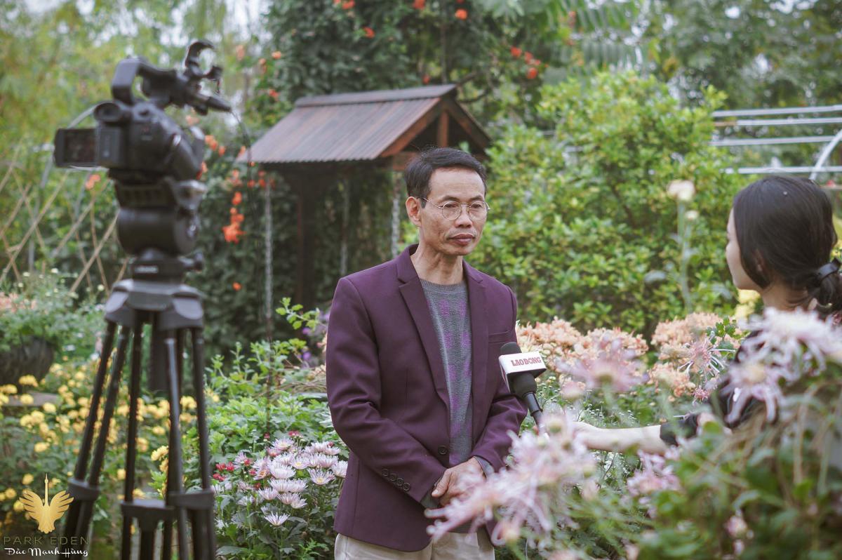 Báo Lao Động phỏng vấn và ghi hình chuyên gia Đào Mạnh Hùng về vườn Cúc quý