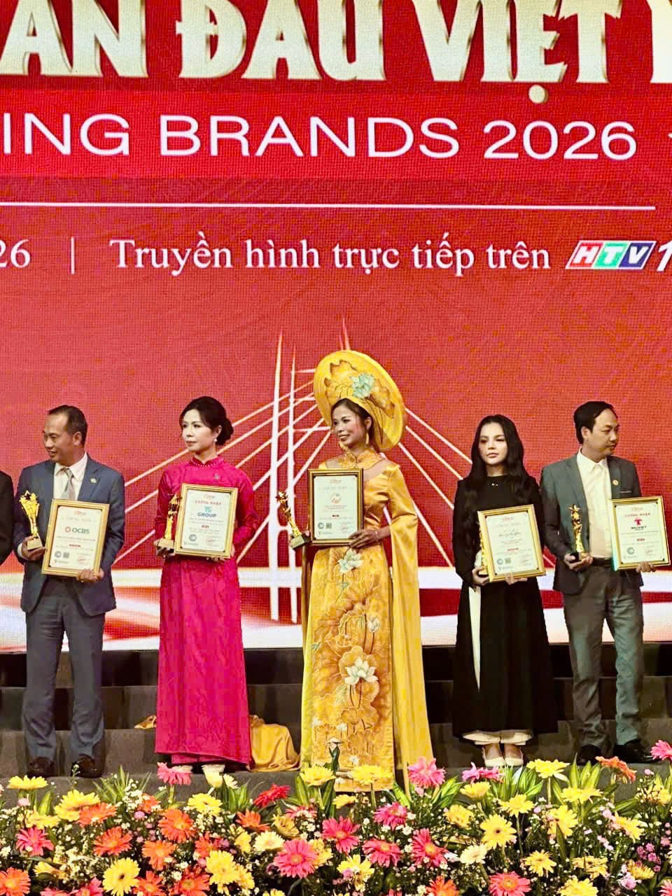 CEO Rosa Pham receiving recognition at Vietnam Leading Brands 2026