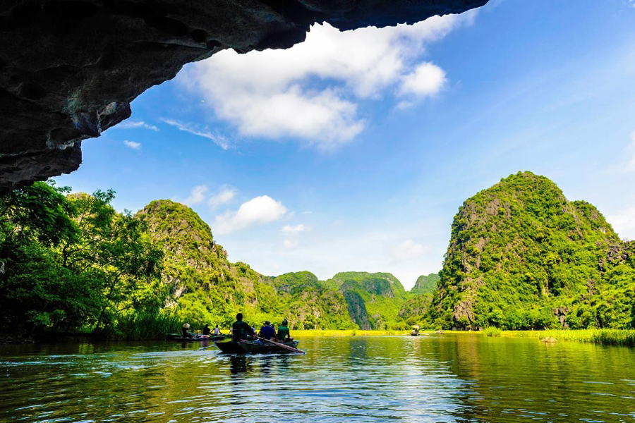 Trang An Boat Tour –  A scpecial boat ride  which you can’t not miss in Ninh Binh